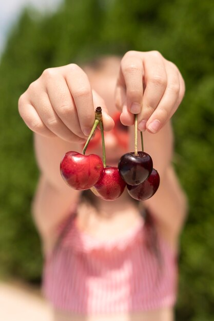 Chica de primer plano con cerezas