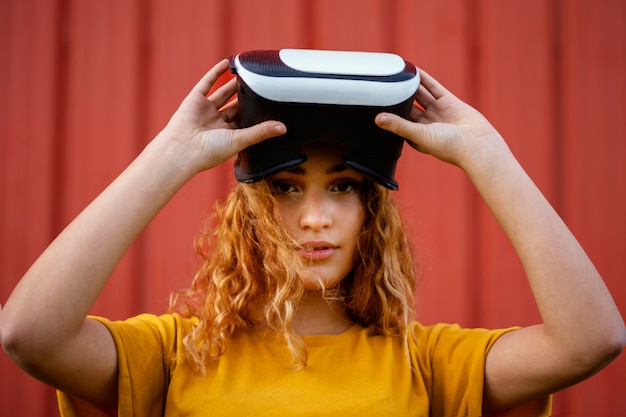 Foto gratuita chica de primer plano con gafas vr