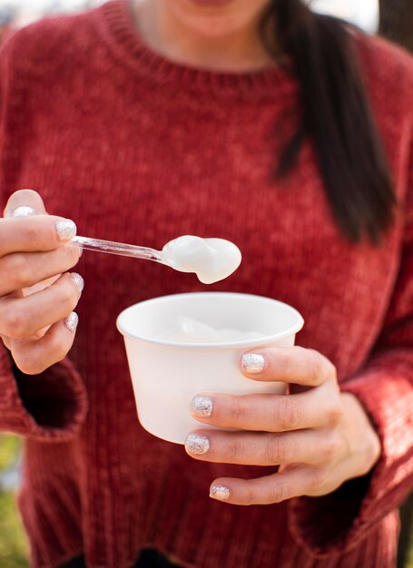 Chica de primer plano con helado de vainilla