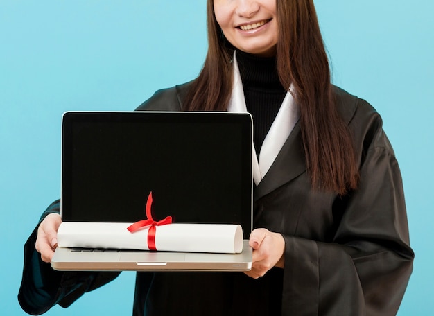 Chica de primer plano con laptop