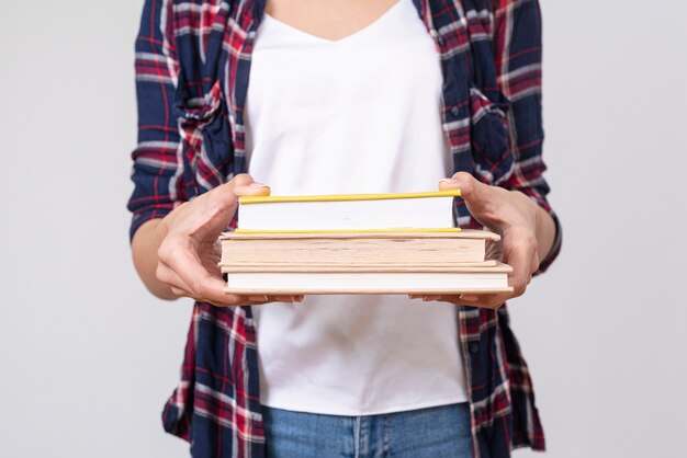 Chica de primer plano con pila de libros