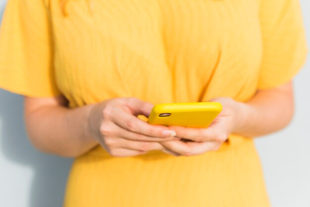 Chica de primer plano con smartphone