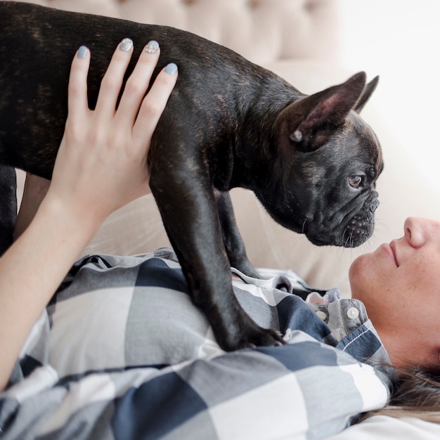 Foto gratuita chica de primer plano con su perrito