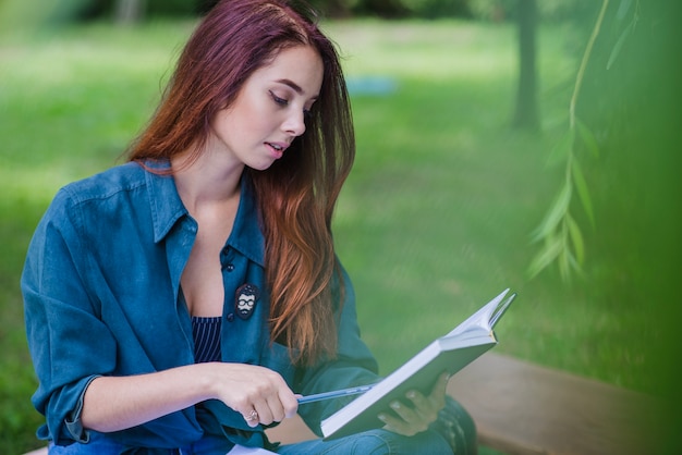 Chica que estudia en el parque