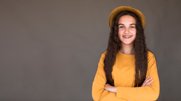 Chica que llevaba un sombrero de paja posando con espacio de copia