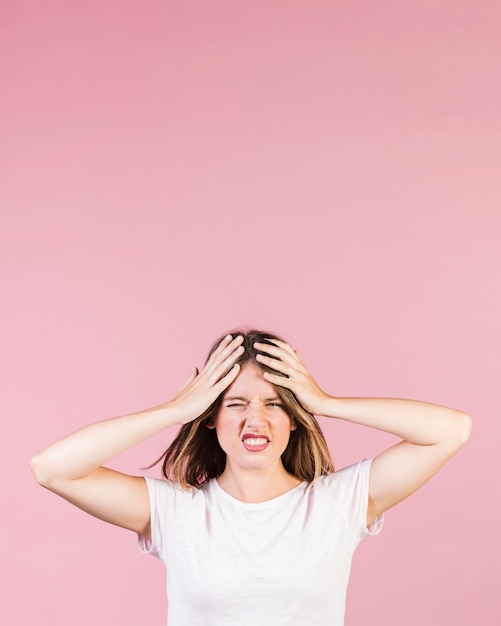 Foto gratuita chica que tiene un dolor de cabeza con espacio de copia