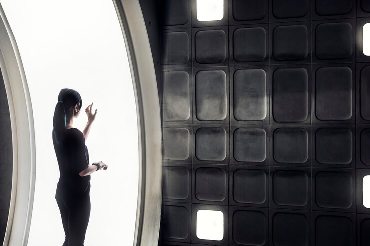 Foto gratuito chica que vive en una casa inteligente con interior y pantalla futurista
