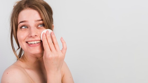 Foto gratuita chica quitándose el maquillaje