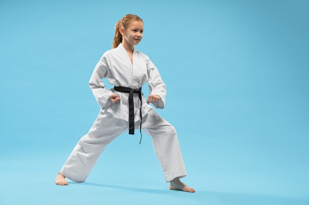 Chica realizando posición de defensa de karate.