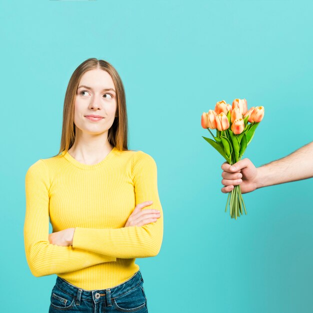 Foto gratuita chica recibiendo un ramo de flores