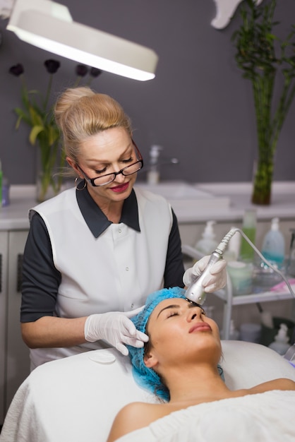 Chica recibiendo tratamiento facial en salón de belleza