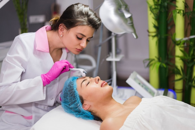 Chica recibiendo tratamiento facial en salón de belleza