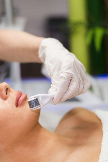 Chica recibiendo tratamiento facial en salón de belleza