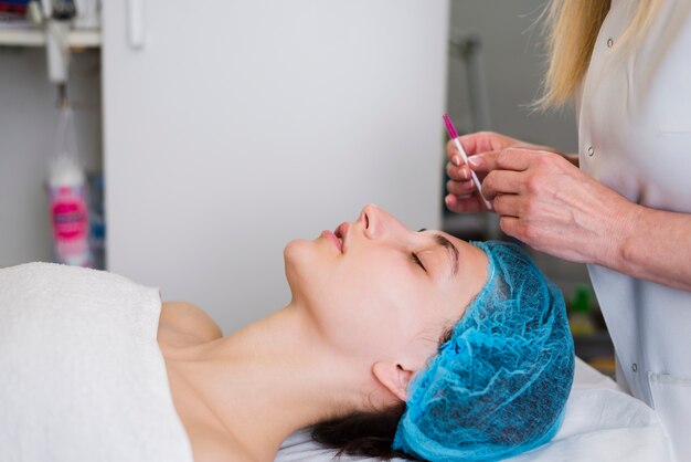 Chica recibiendo tratamiento facial en salón de belleza