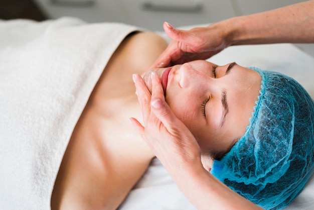 Chica recibiendo tratamiento facial en salón de belleza