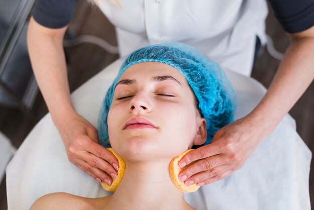 Chica recibiendo tratamiento facial en salón de belleza