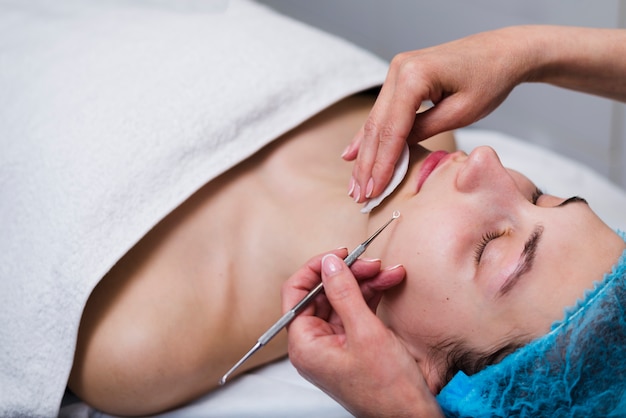 Chica recibiendo tratamiento facial en salón de belleza