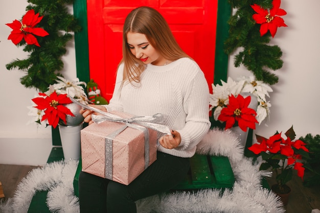 chica con regalos