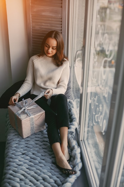 chica con regalos