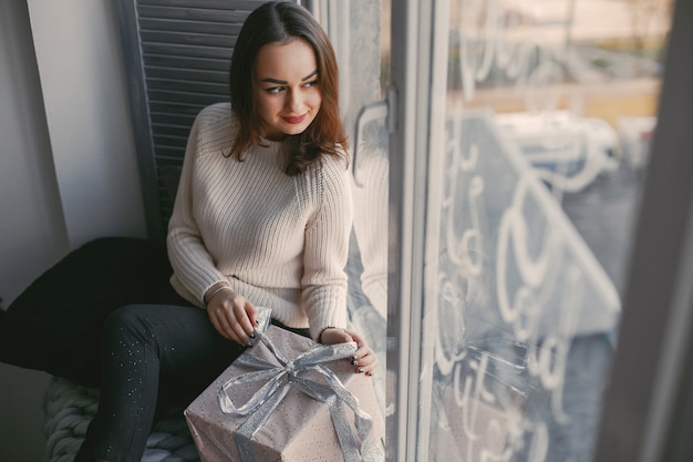 chica con regalos