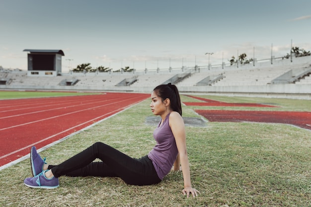 Foto gratuita chica relajada antes de empezar a correr