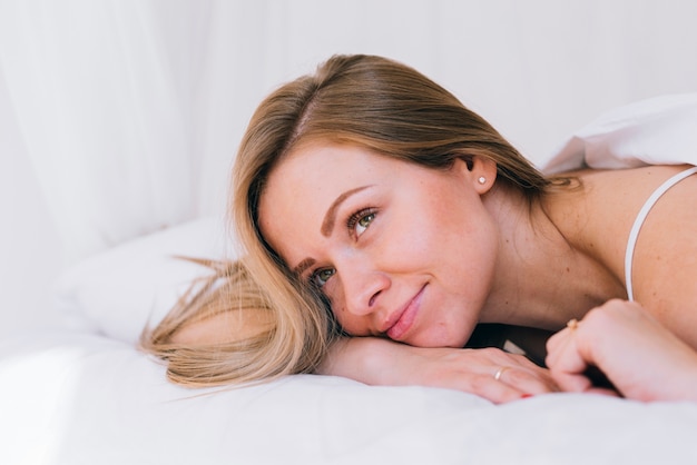 Chica relajada en la cama