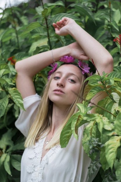 Chica relajada con plantas de fondo