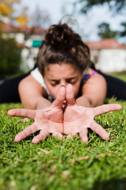 Chica relajada practicando yoga al aire libre