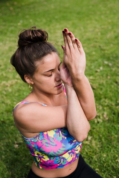 Chica relajada practicando yoga al aire libre