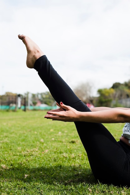 Chica relajada practicando yoga al aire libre