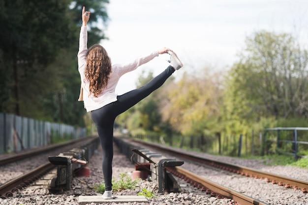 Chica relajada practicando yoga al aire libre