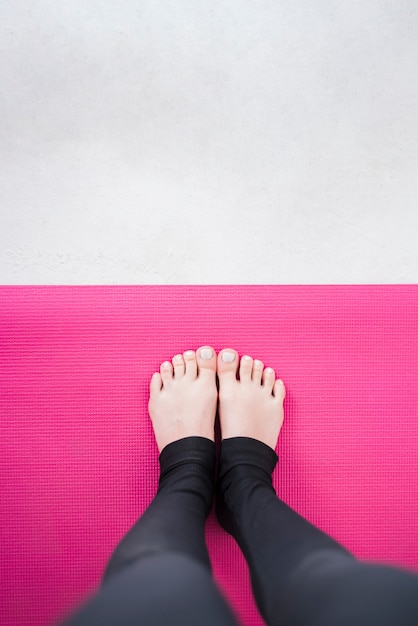 Foto gratuita chica relajada practicando yoga en casa