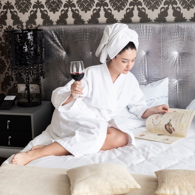 Foto gratuita chica relajante y tomando una copa de vino