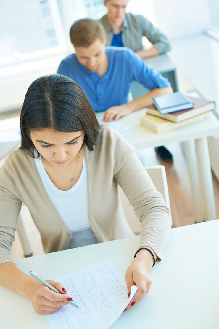 Foto gratuito chica repasando su examen