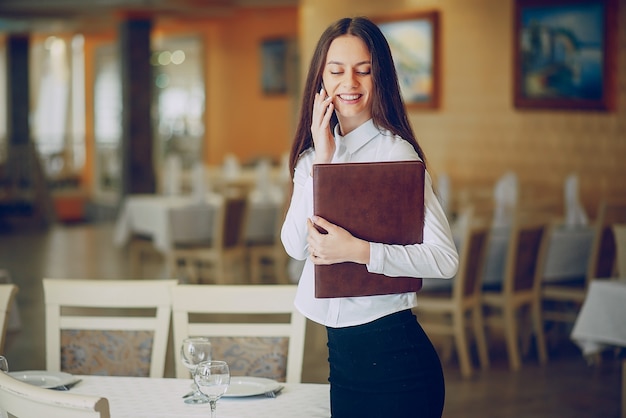 Foto gratuita chica en un restaurante