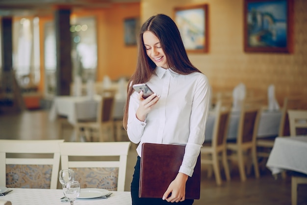 Chica en un restaurante