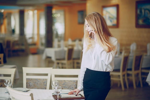 Chica en un restaurante