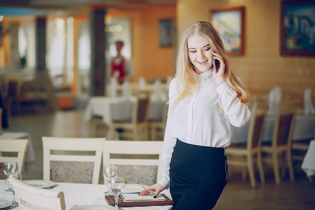 Chica en un restaurante