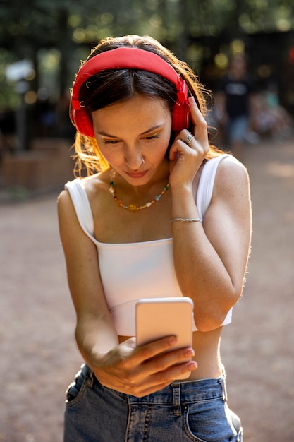 Foto gratuita chica de retrato con auriculares