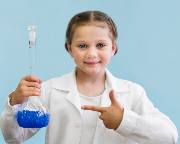 Chica de retrato con bañera de ciencia