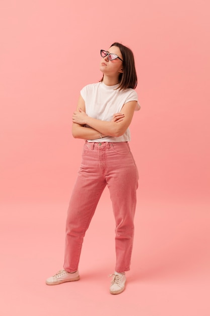 Chica de retrato con gafas de sol