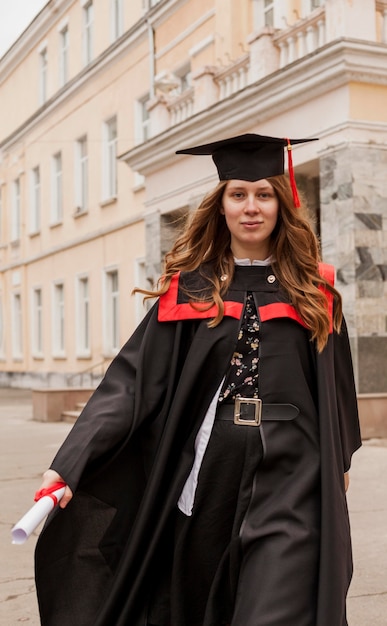 Foto gratuita chica de retrato en la graduación