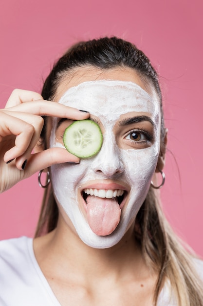 Foto gratuita chica de retrato con mascarilla