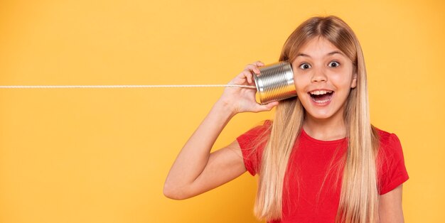 Chica de retrato con walkie talkie