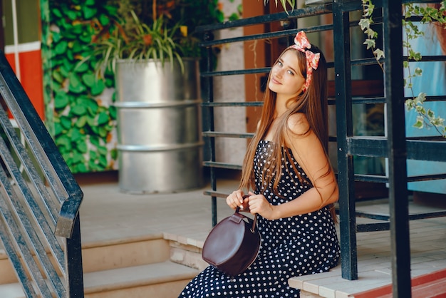 Chica retro en una ciudad