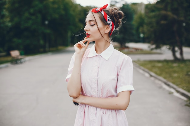 Chica retro en un parque