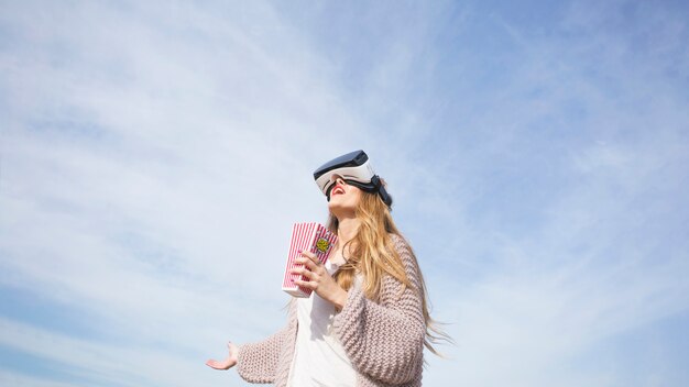 Chica riendo en gafas VR fuera