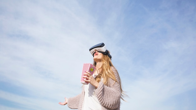 Chica riendo en gafas VR fuera