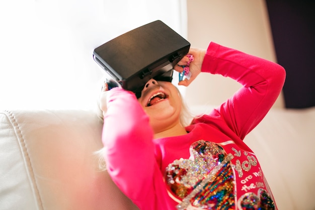 Foto gratuita chica riendo en gafas vr