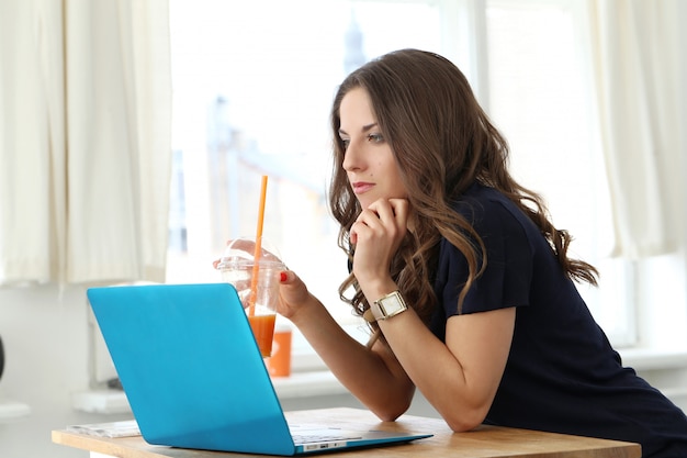 Foto gratuita chica rizada con laptop